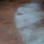 Como quitar las manchas blancas del piso de cemento?
